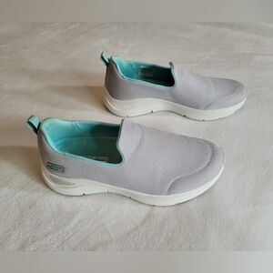 Skechers womens arch comfort slip-on athletic shoe